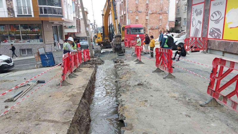 Alt yapı çalışmaları sırasında su borusu patlayınca iş yerini su bastı
