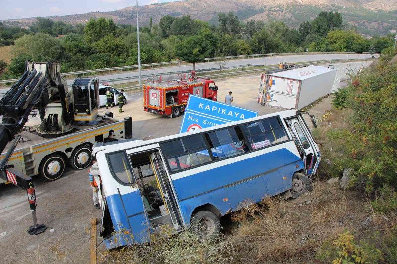 Amasya’da tır ile halk otobüsü çarpıştı, yolcu bulunmaması faciayı önledi