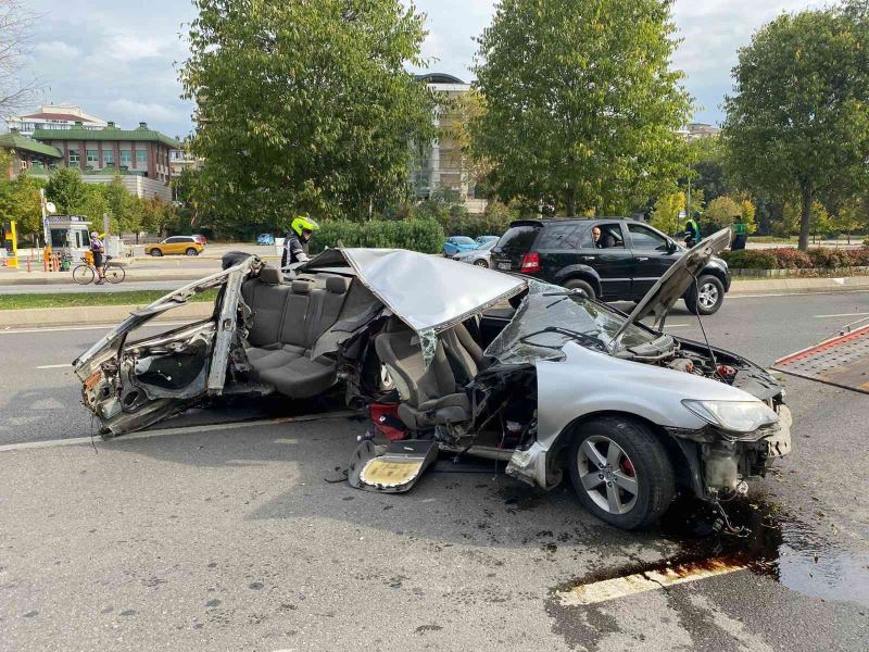 Kartal’da ağaca çarpan otomobil pert oldu, sürücüsü ölümden döndü