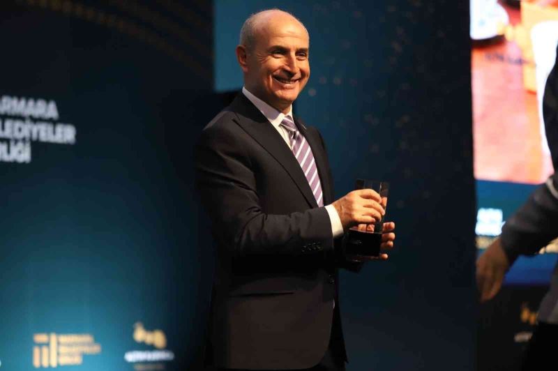 Büyükçekmece Belediye Başkanı Hasan Akgün’e Altın Karınca’da 2 ödül