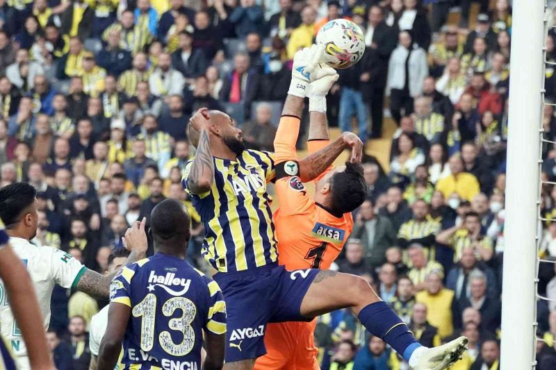 Spor Toto Süper Lig: Fenerbahçe: 1 - Giresunspor: 0 (İlk yarı)
