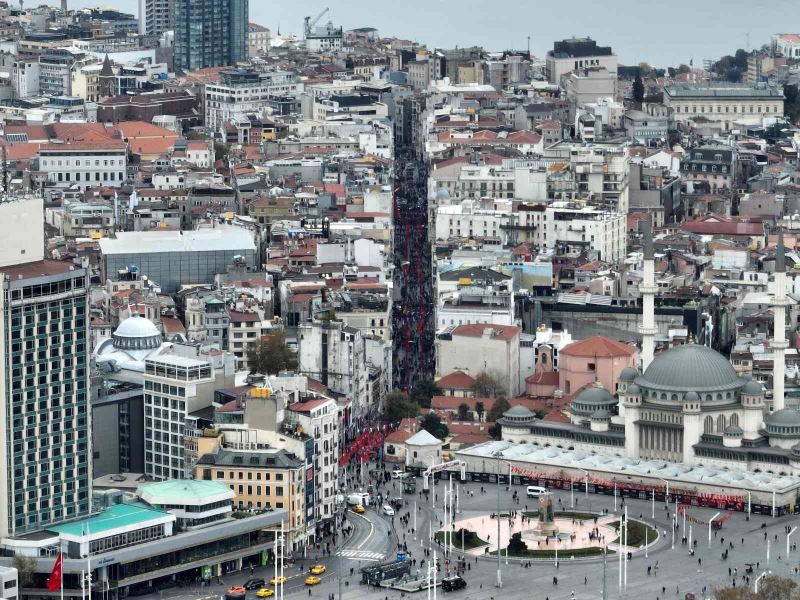 Türk bayraklarıyla donatılan İstiklal Caddesi dron ile görüntülendi