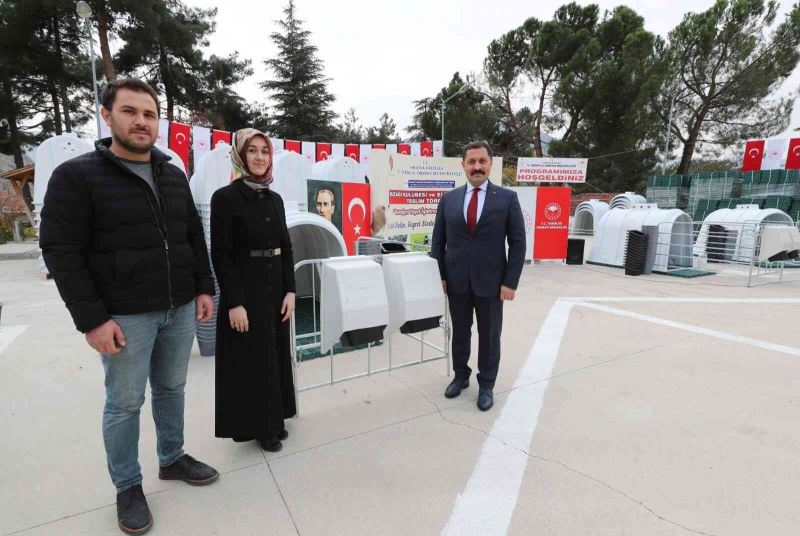 Amasya’da çiftçilere buzağıları için ekipman desteği