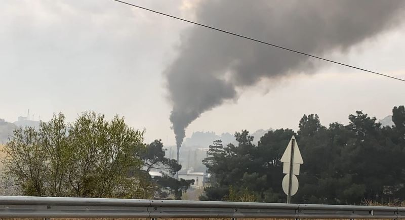 Fabrika bacasından yükselen dumanlar tepki çekti
