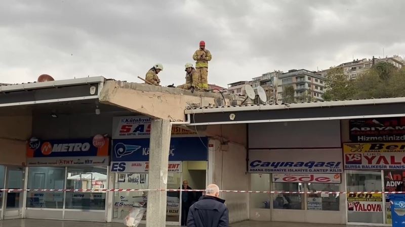 Üsküdar’da şiddetli rüzgarda otobüs yazıhanenin çatısı uçtu