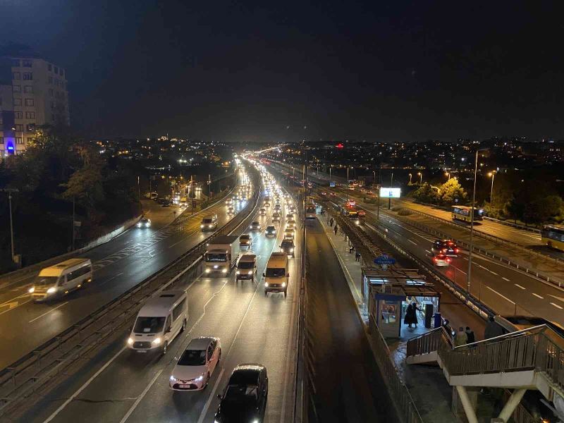 İstanbul’da okullar açıldı, trafik yoğunluğu başladı