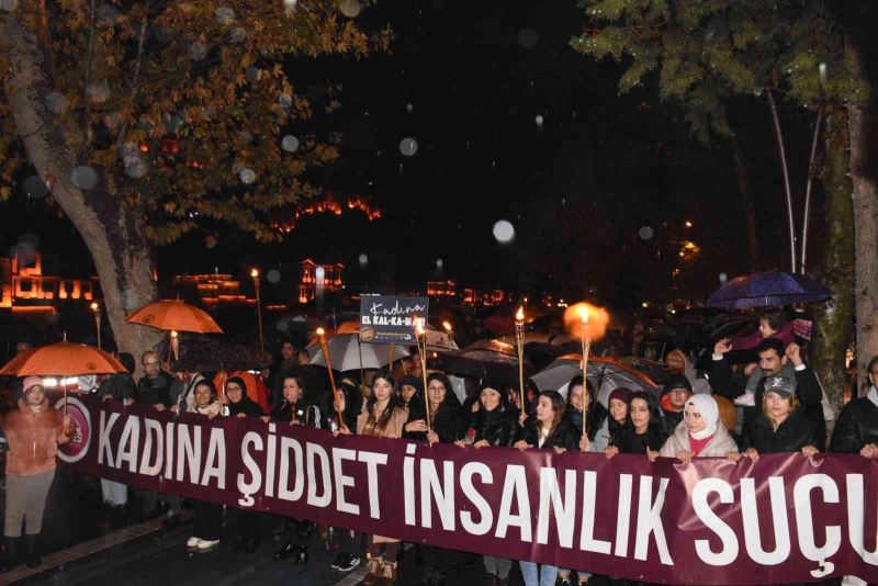 Turuncu renge bürünen Amasya’da kadına şiddete karşı meşaleli yürüyüş