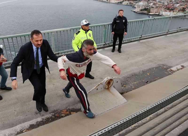 Cumhurbaşkanı Erdoğan köprüde intihar girişiminde bulunan vatandaşı ikna etti
