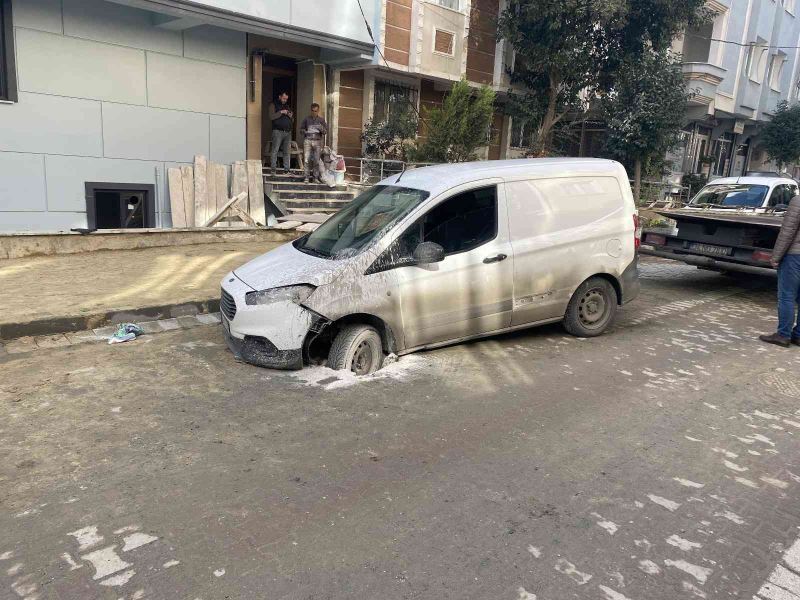 Avcılar’da otomobil seyir halindeyken yol çökünce oluşan çukura düştü