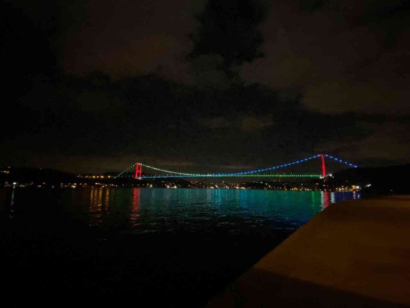 İstanbul’da köprüler Azerbaycan bayrağının renkleriyle ışıklandırıldı