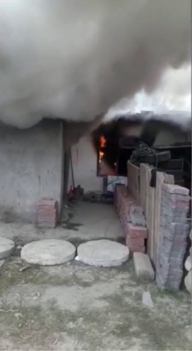 Sultangazi’de madde bağımlıları kaldıkları barakayı yakıp kaçtı
