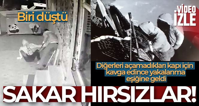 Arnavutköy’de sakar hırsızlar böyle görüntülendi; biri düştü, diğerleri açamadıkları kapı için kavga edince yakalanma eşiğine geldi