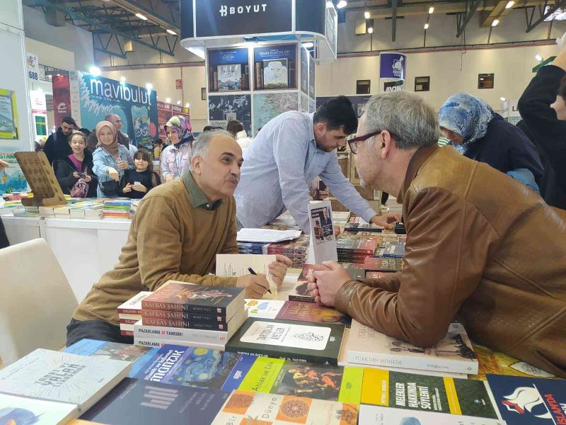 Tarihçi Dr. İbrahim Pazan, 39. İstanbul Uluslararası Kitap Fuarı’nda imza günü gerçekleştirdi