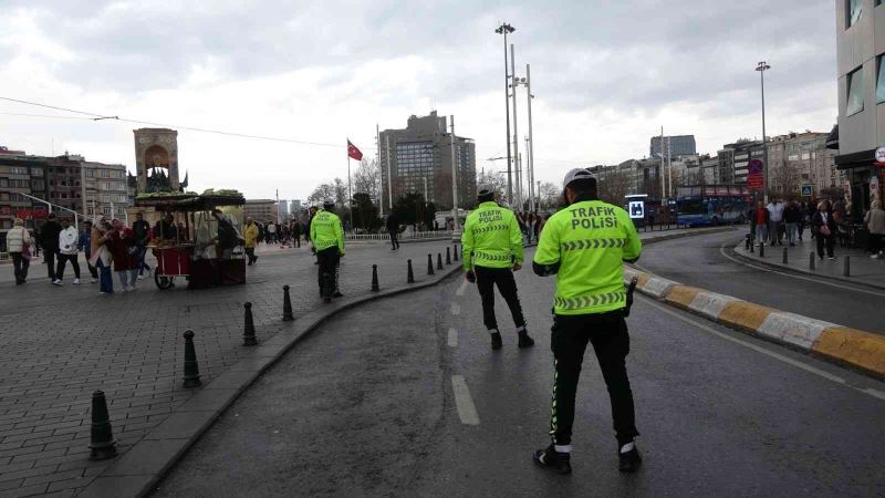 Taksim’de ticari taksilere denetim
