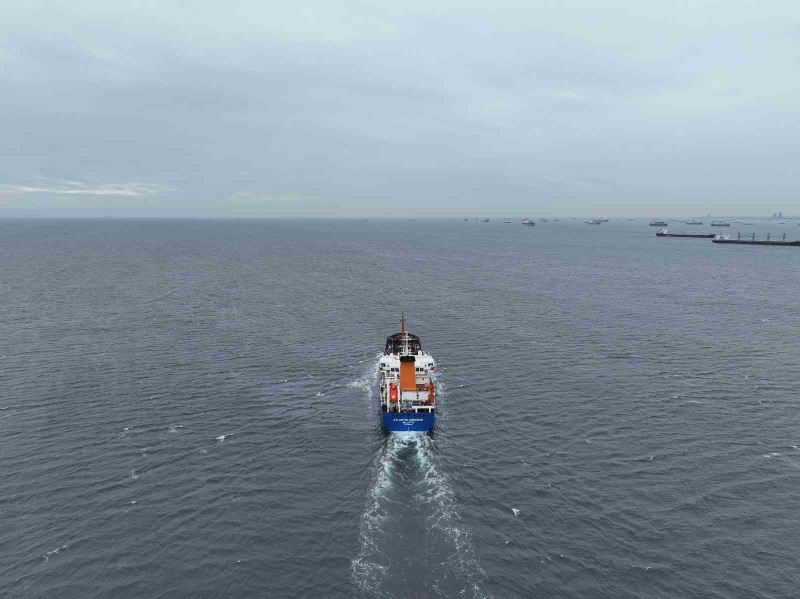 Ham petrol yüklü gemiler, kısmi olarak İstanbul Boğazı’ndaki geçişine devam ediyor