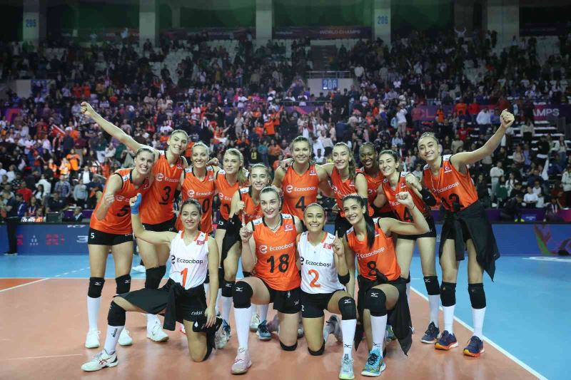 FIVB Kulüpler Dünya Şampiyonası: Eczacıbaşı Dynavit: 3 - Dentil Prai Clube: 0
