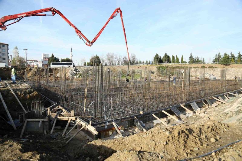 Gölcük’e yapılan yeni terminalin temel betonu atılıyor