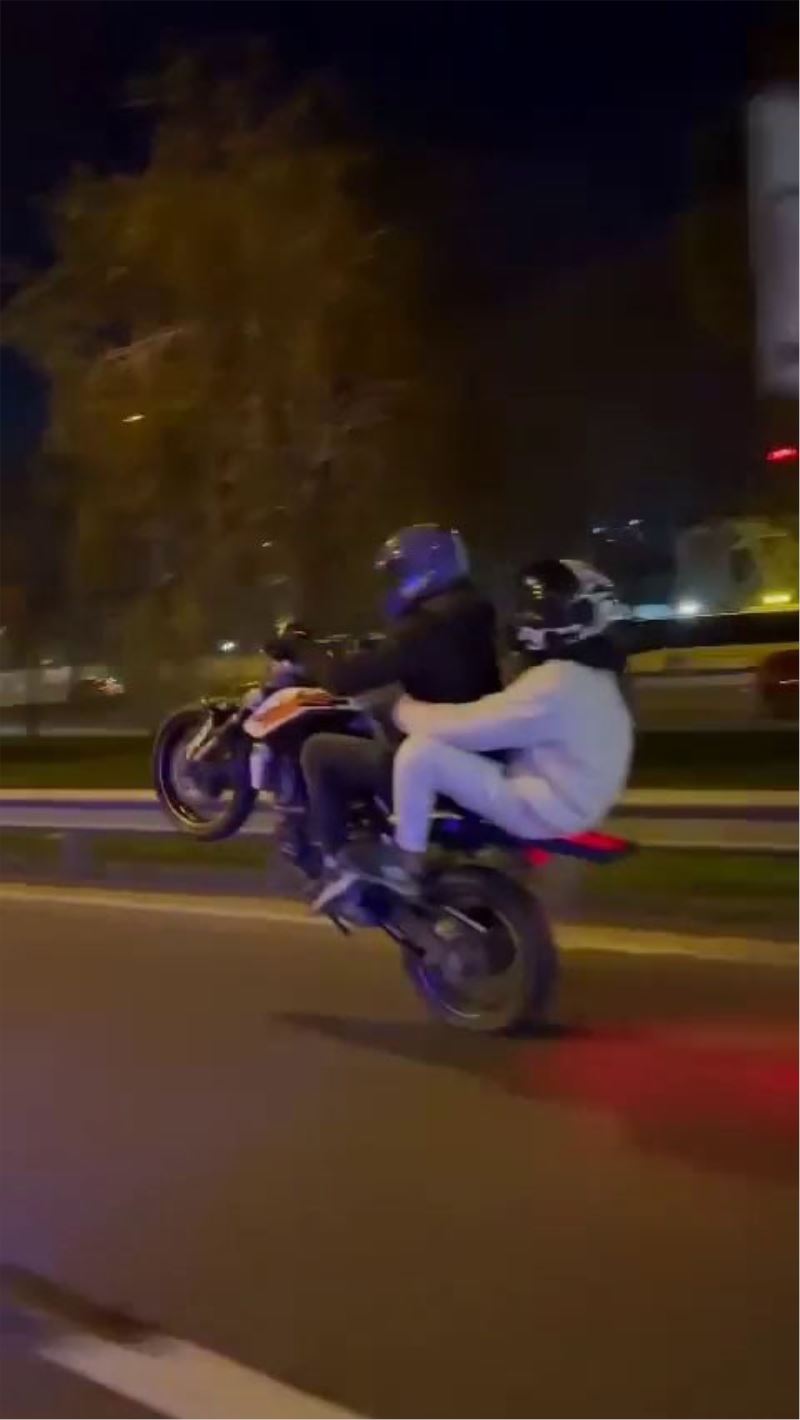 Motosikletli gençlerin trafikte tehlikeli hareketleri kamerada
