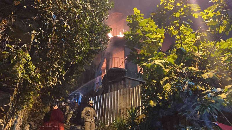 Beyoğlu’nda evsizlerin kaldığı 3 katlı metruk bina alev alev yandı