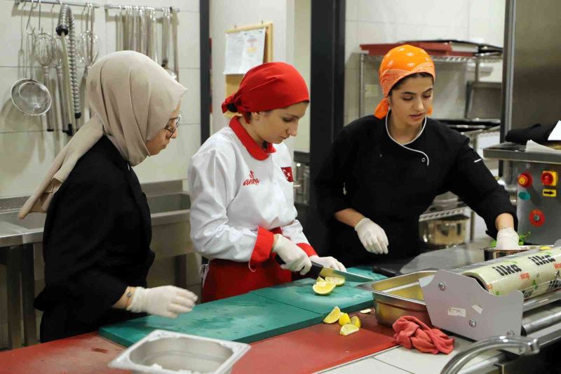 Bağcılar’da liseli öğrencileri yemek pişirme eğitimi alıp, gelir elde ediyor