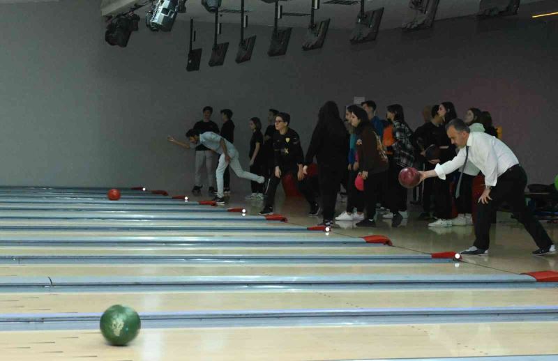 Liseliler bowlingle stres atıyor