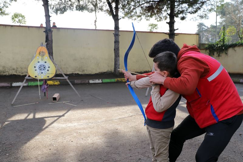 Bu etkinlikle öğrencilerin el-kol koordinasyonu gelişiyor