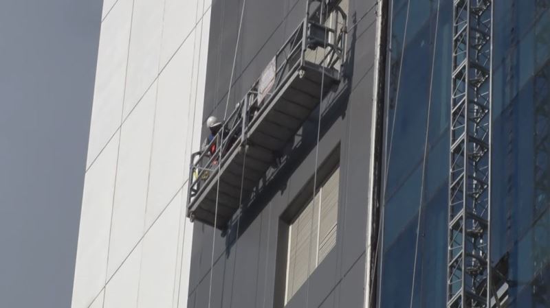 Şişli’de kule inşaatındaki asansörde mahsur kalan 2 işçi kurtarıldı
