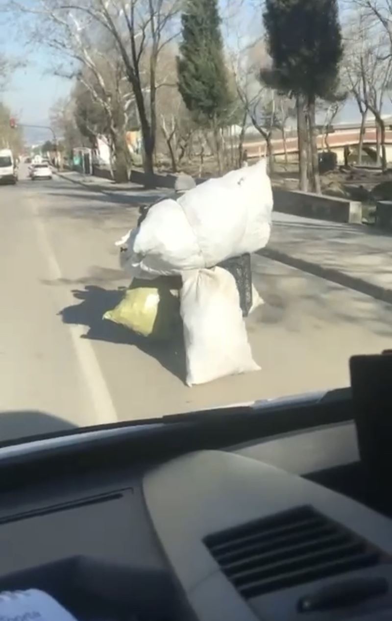 Bursa’da motosikletle tehlikeli taşımacılık kameraya yansıdı