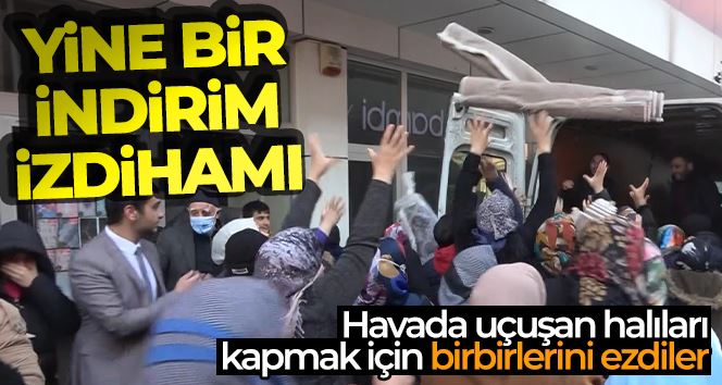 Havada uçuşan halıları kapmak için birbirlerini ezdiler