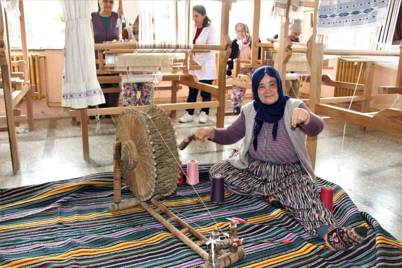 Amasyalı nineler 250 yıllık Yassıçal çuha dokumasını öğreniyor
