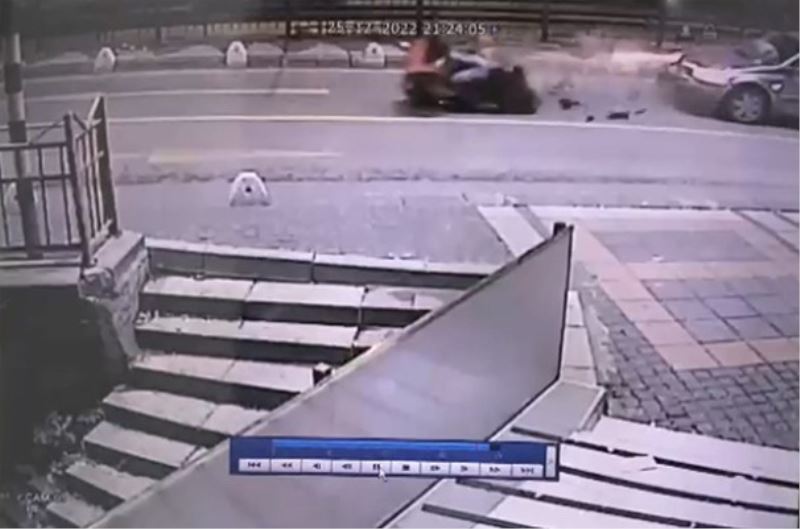 İstanbul’da motosikletli kuryenin öldüğü feci kaza kamerada
