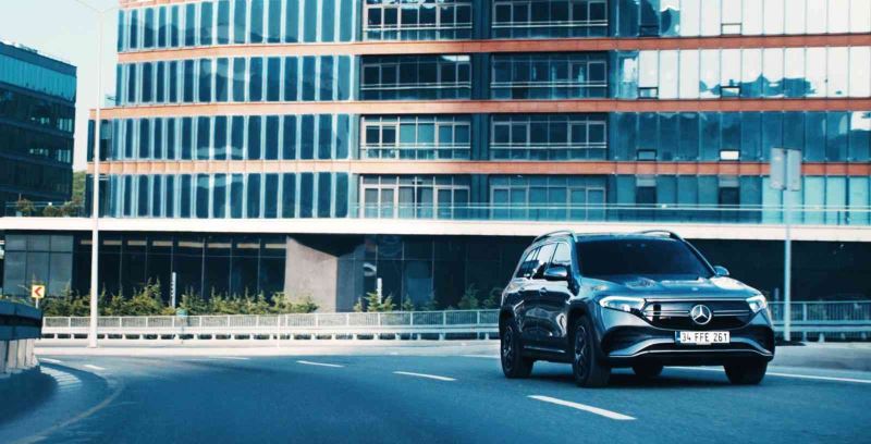 Mercedes-Benz, yeni elektrikli kompakt SUV modelini tanıttı
