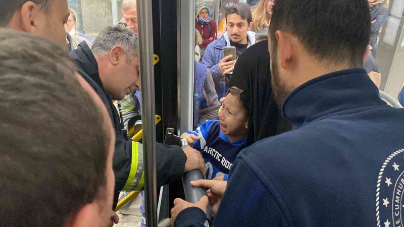 3 yaşındaki miniğin parmağı otobüsteki demir boruya sıkıştı
