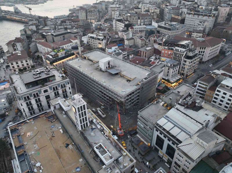 Karaköy’deki katlı otoparkın yıkım çalışmaları havadan görüntülendi