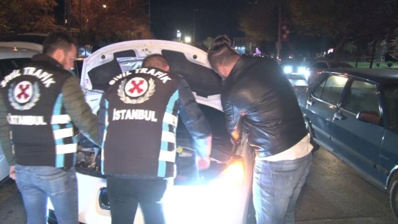 Kadıköy’de yeni aldığı otomobille denetime takıldı, cezayı yedi

