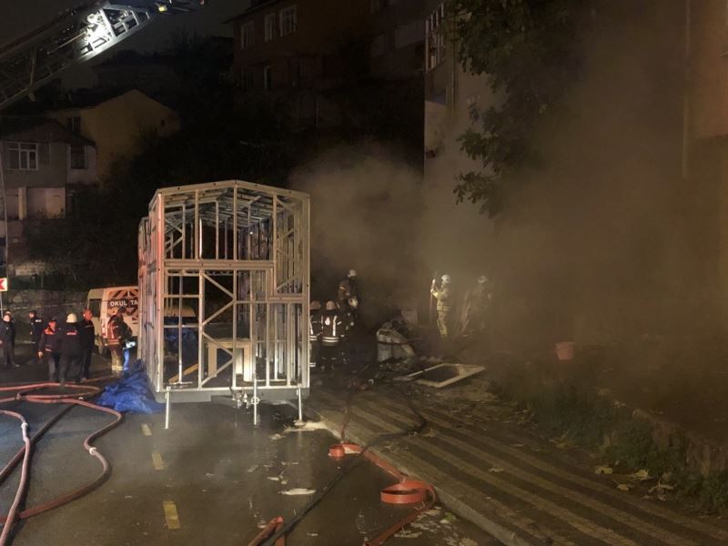 Üsküdar’da prefabrik üreten atölye alev aldı