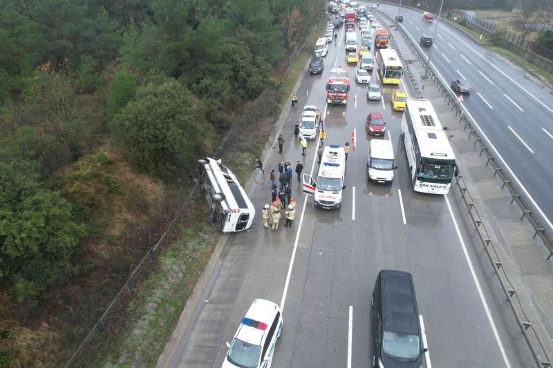 Eyüpsultan’da içerisinde turistlerin bulunduğu servis minibüsü devrildi: 2’si ağır 10 yaralı