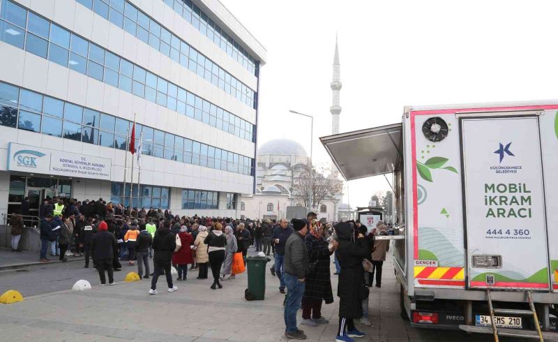 Küçükçekmece Belediyesi’nden EYT için bekleyenlere ikram
