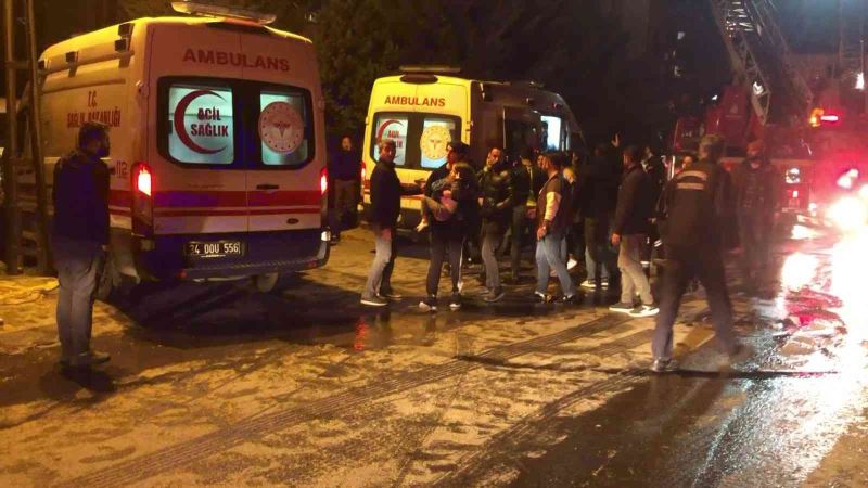 Sancaktepe’de 7 katlı apartmanda yangın: Bir kişi hastaneye kaldırıldı