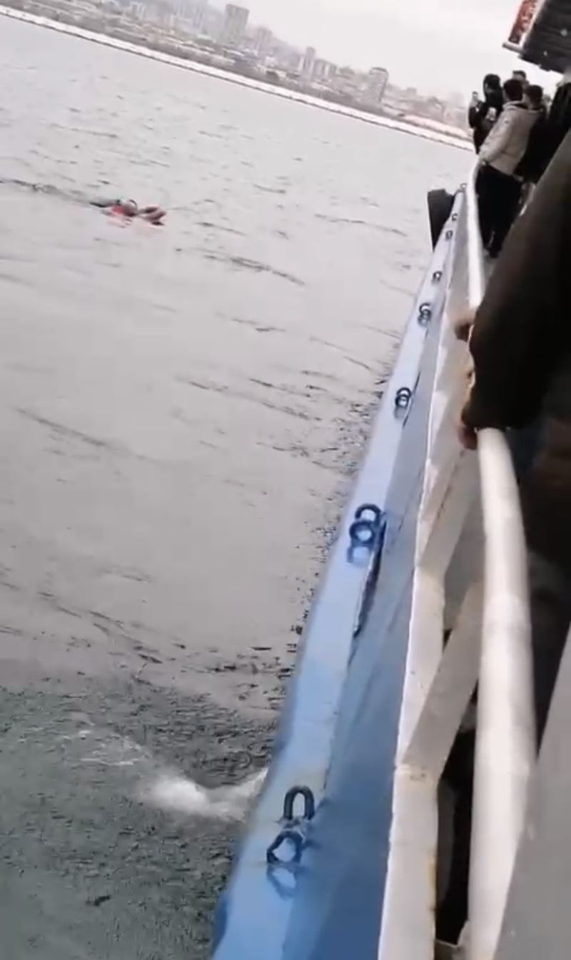 Vapurdan denize yolcu düştü, korku dolu anlar kameraya yansıdı
