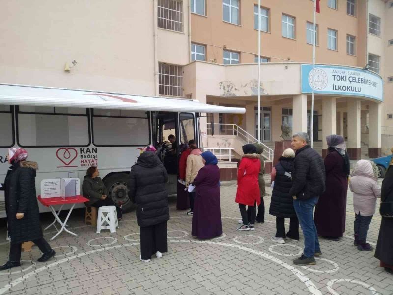 Suluova’da öğrenci velilerinden Kızılay’a kan bağışı