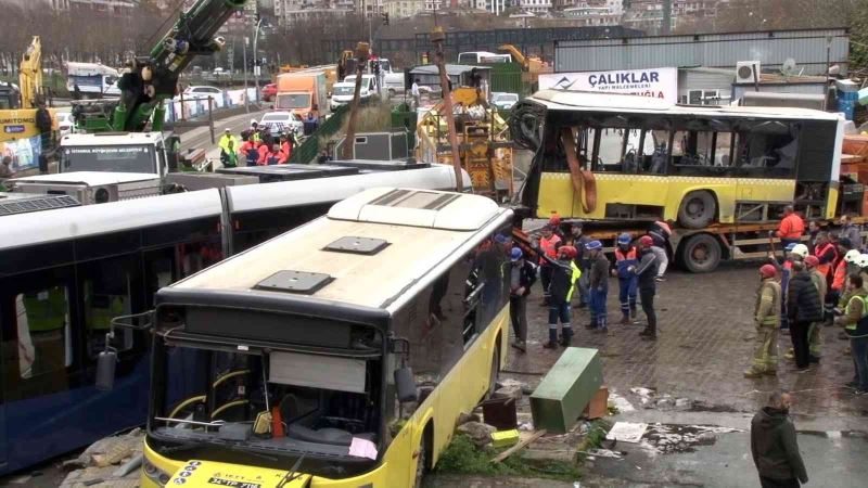 Alibeyköy’de 33 kişinin yaralandığı kazanın ardından otobüsü ve tramvayı kaldırma çalışması sürüyor