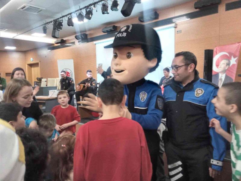 Engelli çocuklar maskot polis Cesur’la gönüllerince eğlendi