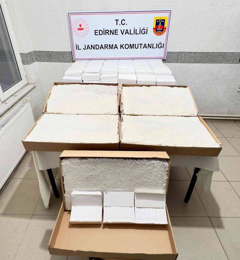 Kargodaki şüpheli paketten 100 bin liralık kaçak makaron çıktı
