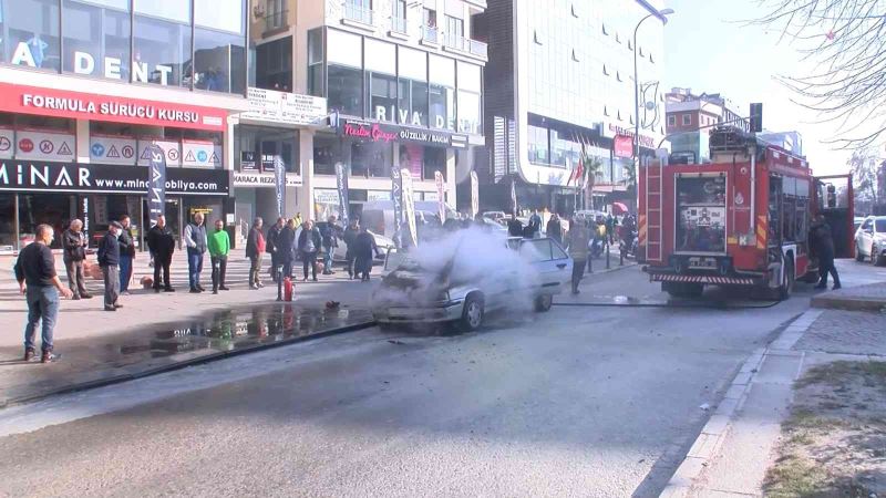 Maltepe’de kaputu açılmayan otomobil alevlere teslim oldu