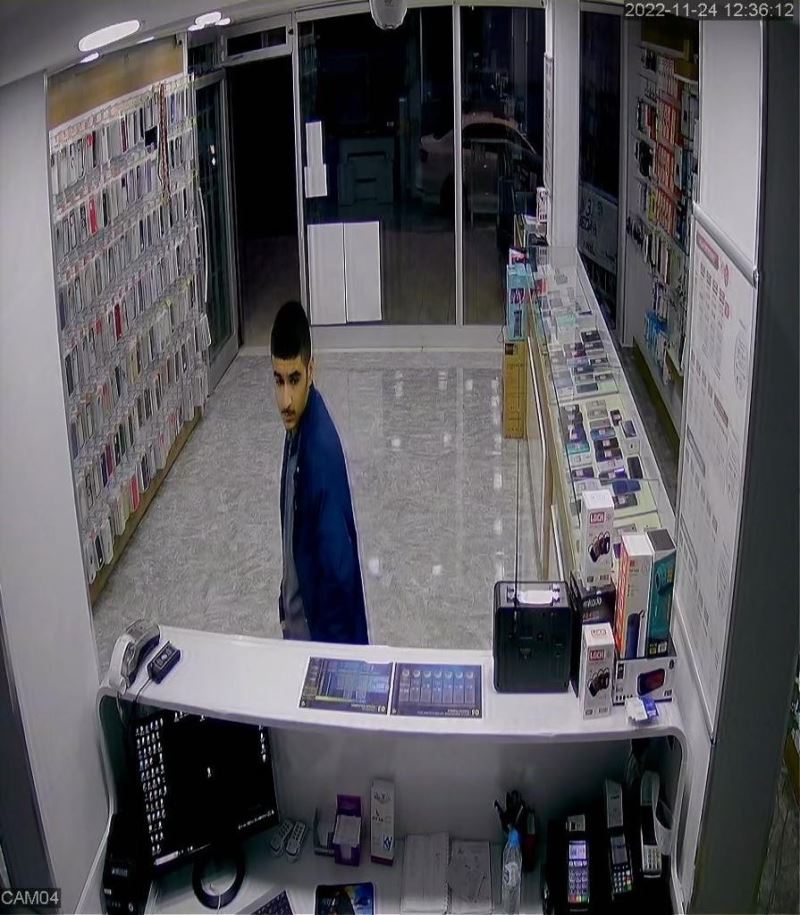 Arnavutköy’de bir telefoncu dükkanından sadaka kutusunu çalan hırsızın rahatlığı hayrete düşürdü
