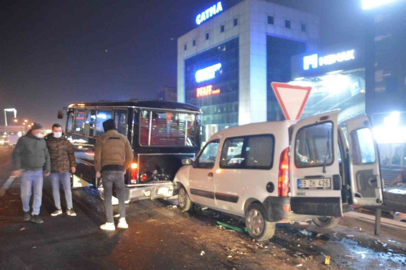 Basın Ekspres’te park halindeki minibüse hafif ticari araç çarptı: 3 kişi yaralandı