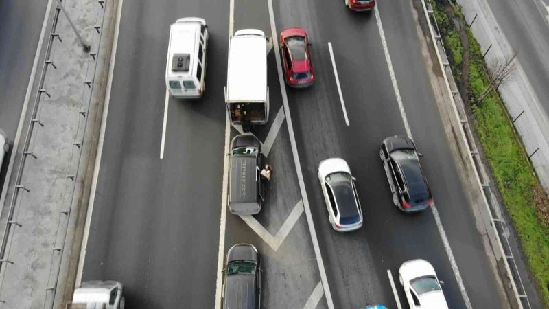 Otoyol ortasında kargo transferi kamerada
