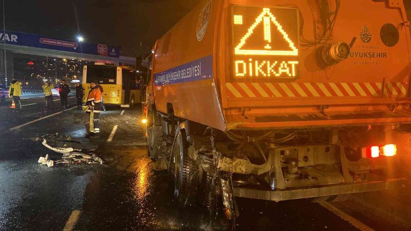 Beyoğlu’nda makas atan otomobil yol temizleme aracına çarptı: 2 yaralı