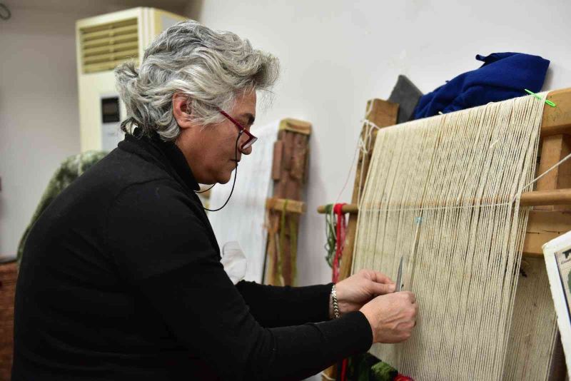 Gönül Elleri Çarşısı İyilik Atölyeleri ihtiyaç sahibi kadınların üretim üssü oldu
